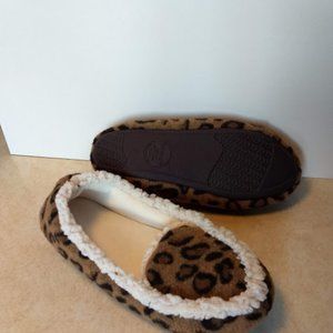 isotoner womens slippres